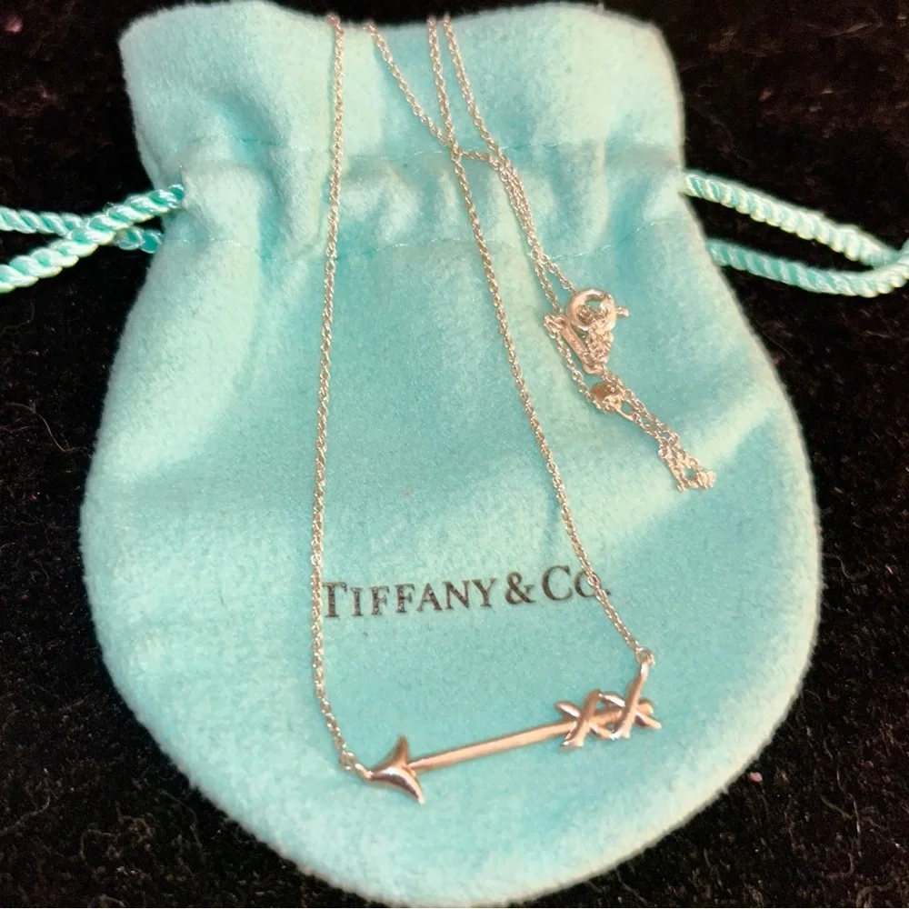 Sold! Tiffany & Co. Silver Arrow Necklace. Hallmarked:
"T & Co. - Picture 4 of 10
